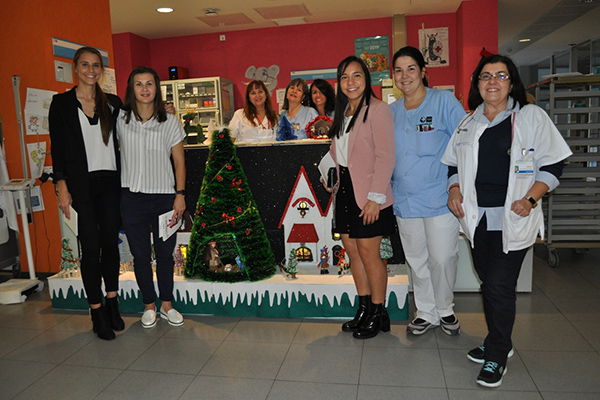 Foto de grupo del Átletico de Madrid Femenino con el personal de pediatría