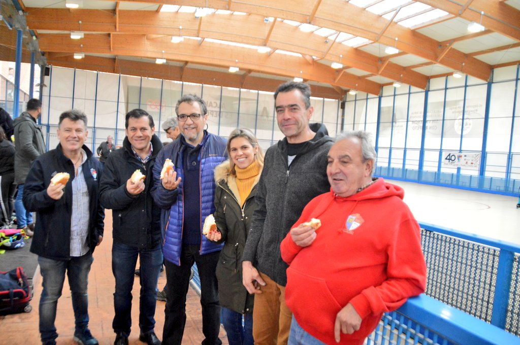 Los concejales del PP con los miembros del Club Patín Alcalá