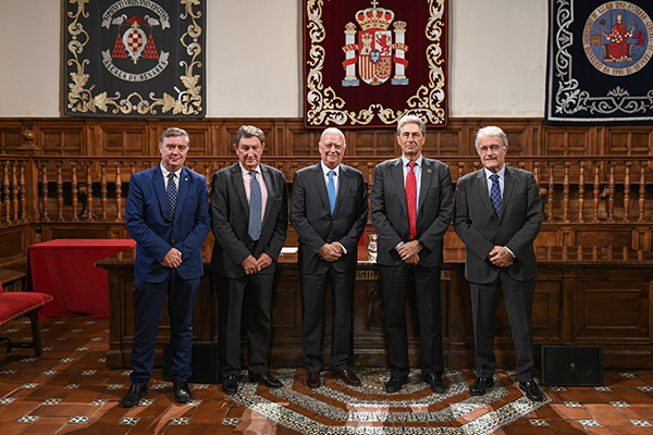 Javier de la Mata, vicerrector de Investigación y Transferencia de la UAH; profesor Pedro Carda, codirector de la Cátedra de Oncología Quirúrgica; Francisco Ivorra, presidente de la Fundación ASISA; José Vicente Saz, rector de la UAH; y profesor Augusto García Villanueva, codirector de la Cátedra