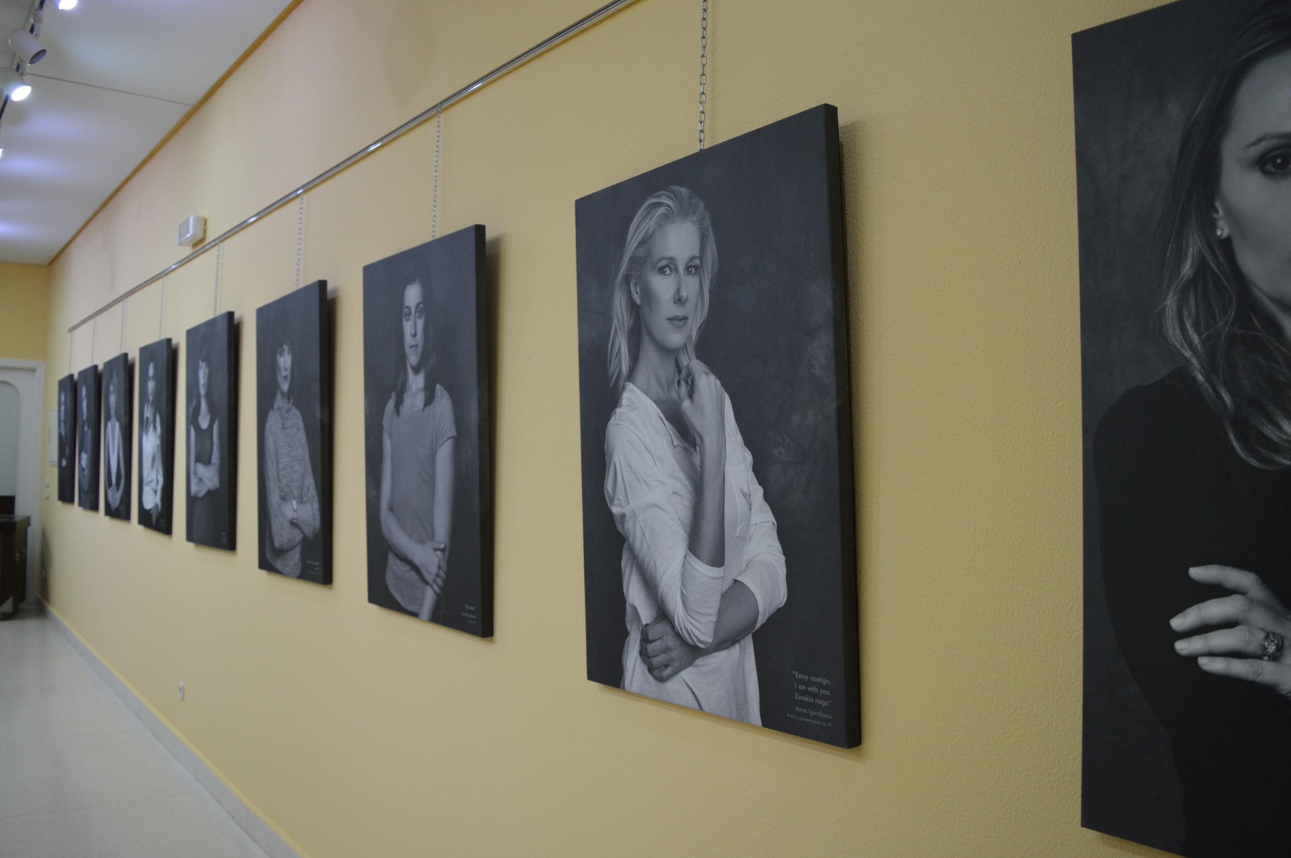 Las mujeres denuncian la violencia de género Las mujeres posan para la exposición