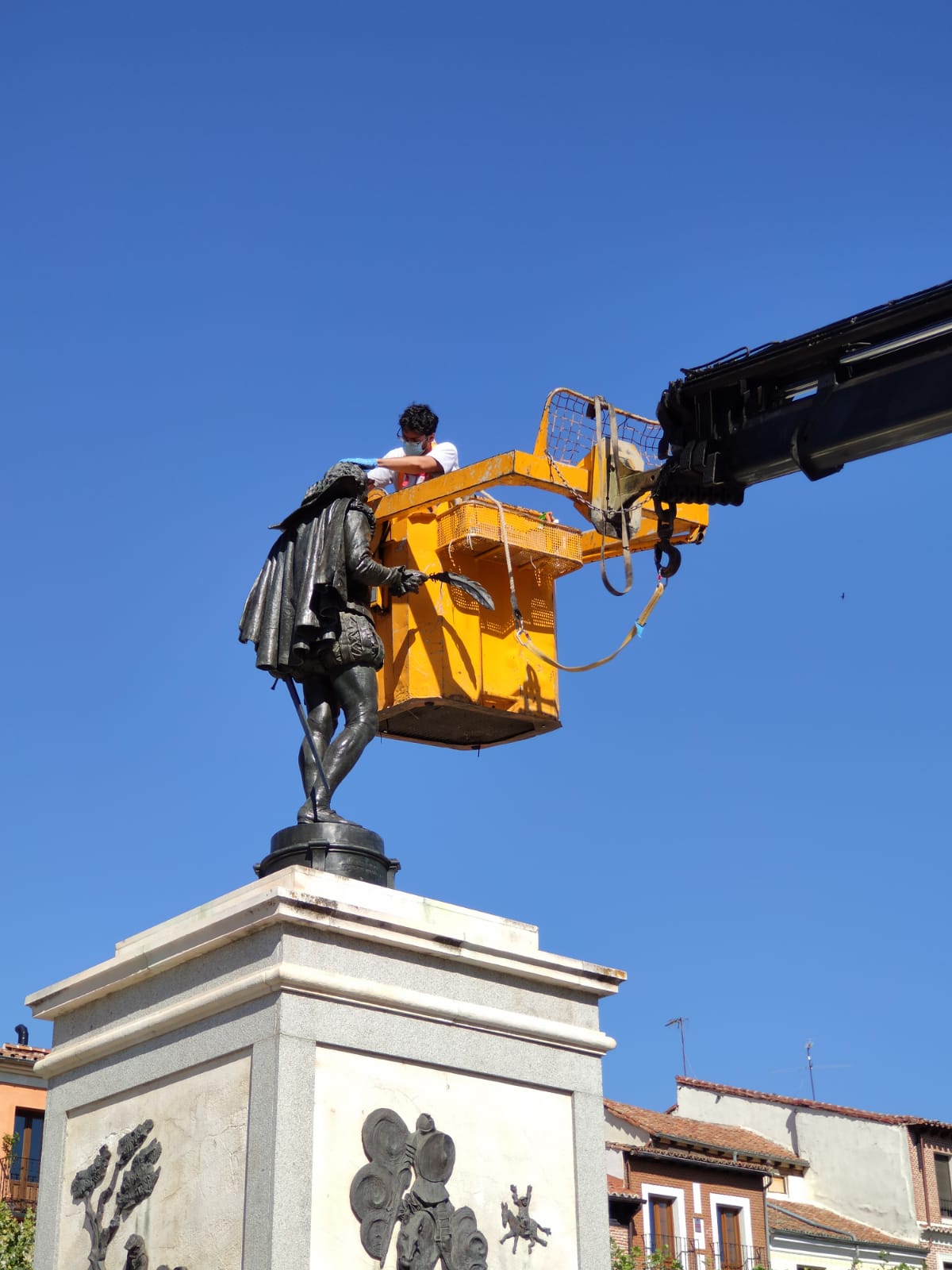 Conservación y mantenimiento de la escultura de Cervantes
