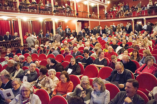 El Teatro Salón Cervantes estuvo lleno hasta rebosar