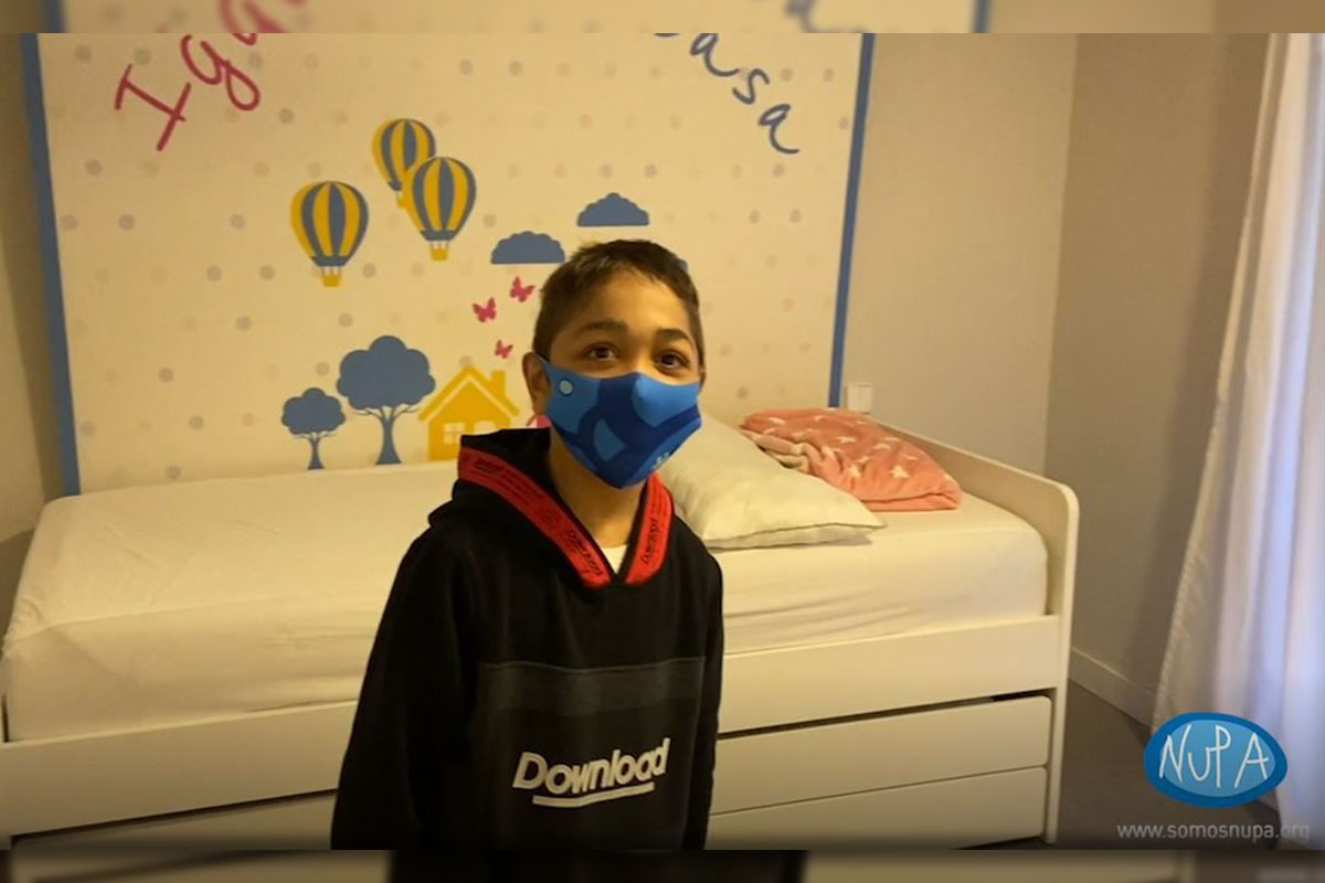 Yassine en la habitación de la vivienda de NUPA en Madrid