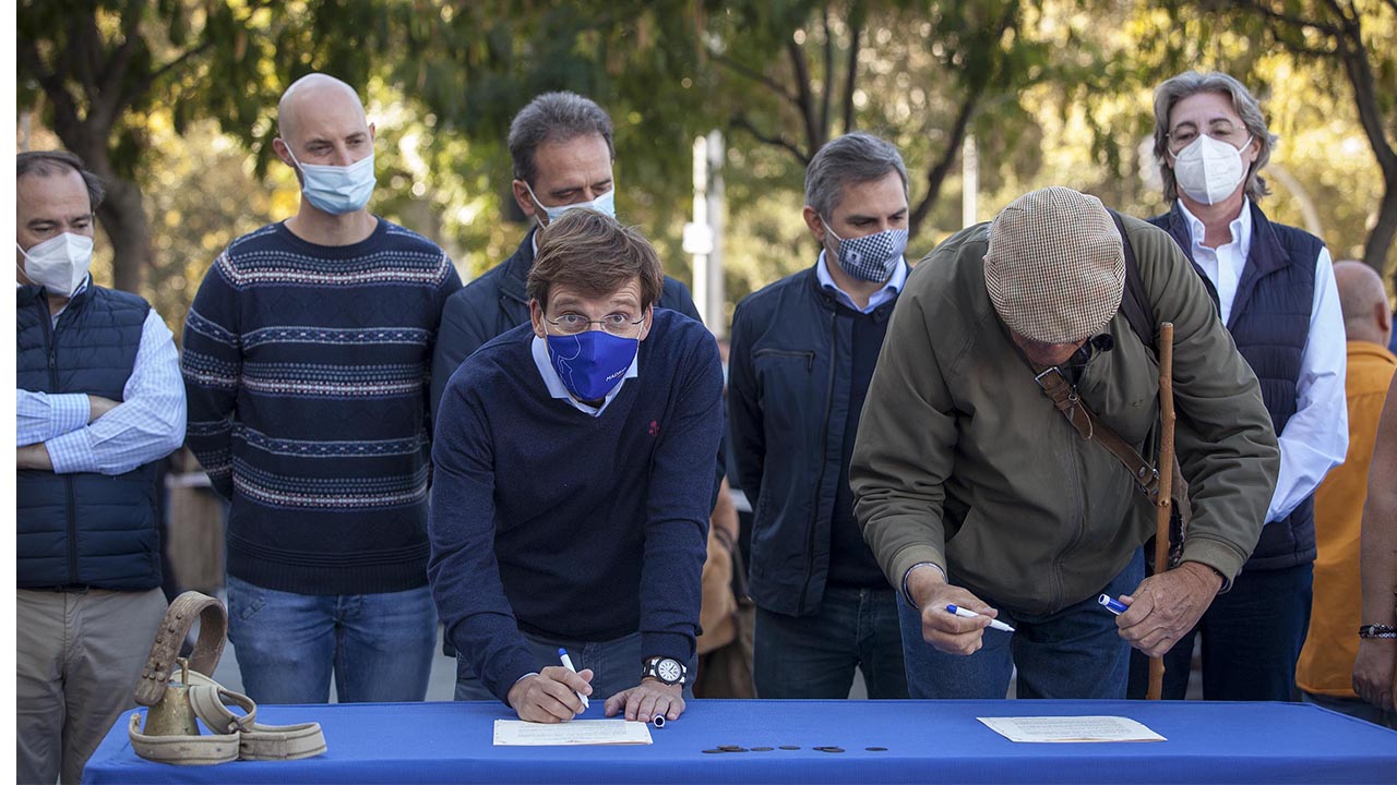 Firma en la Fiesta de la Trashumancia en Madrid