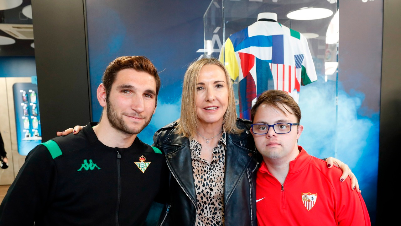 Olga de la Fuente, Directora de la Fundación LaLiga, junto a dos jugadores. Fuente: AGF Genuine
