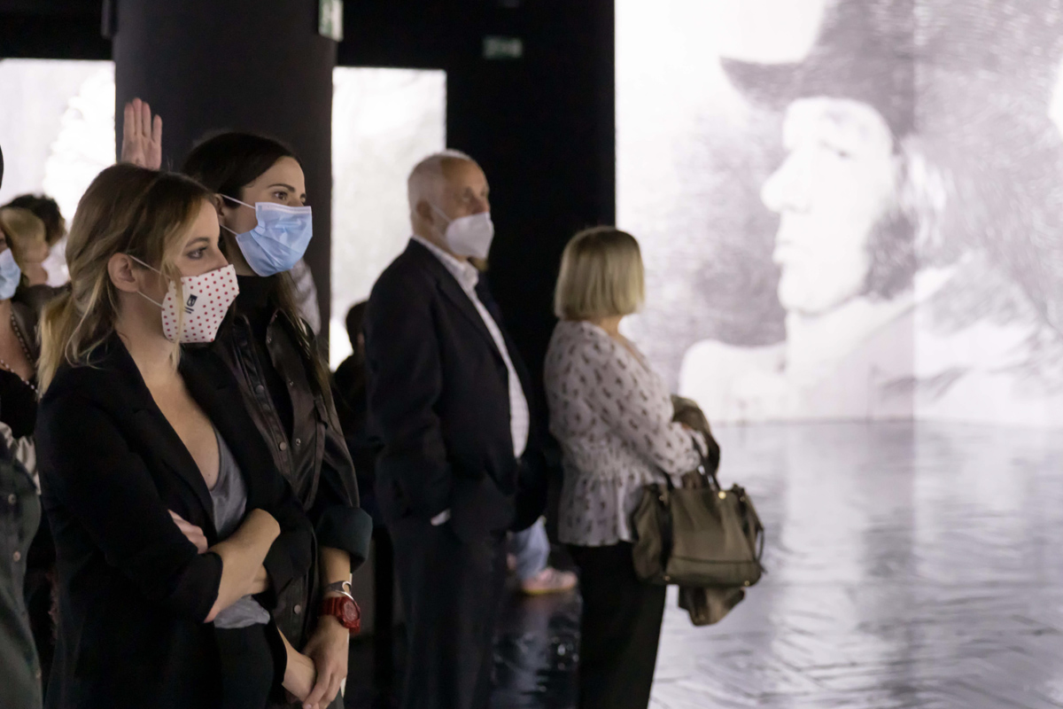 Levy ha visitado la exposición compuesta por más de mil imágenes Levy ha visitado la exposición compuesta por más de mil imágenes