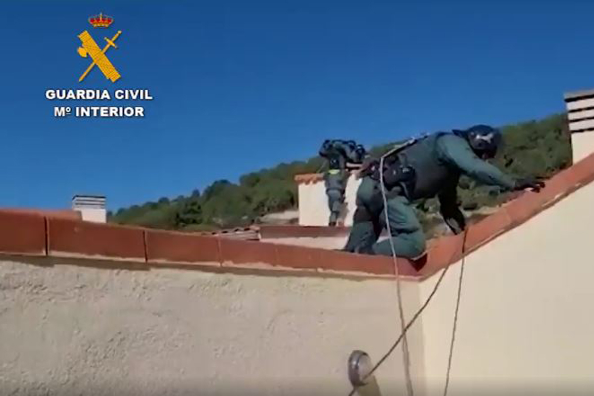La Guardia Civil interviniendo en el tejado del edificio
