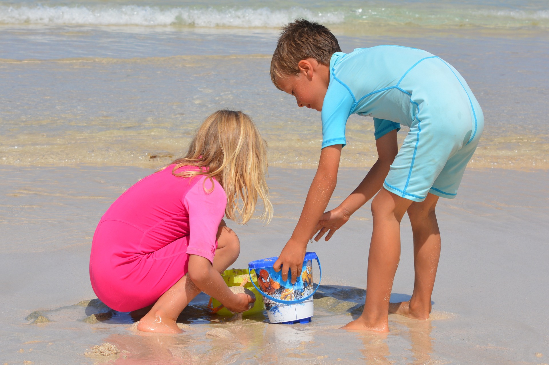 Niños juegan en la orilla del mar