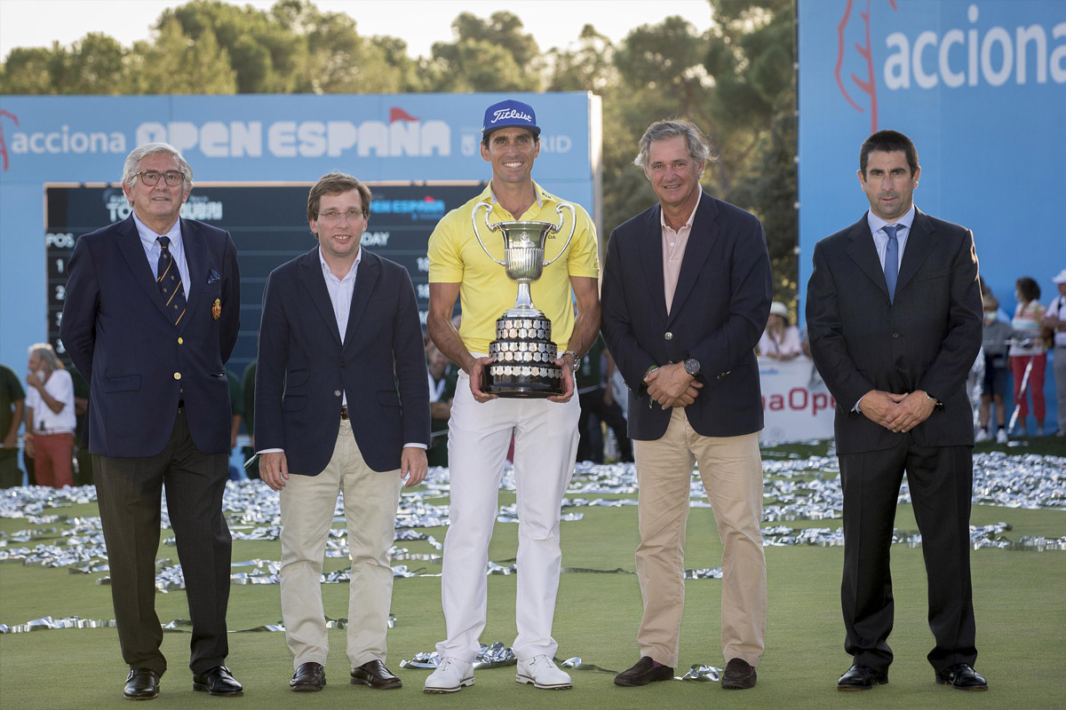 El alcalde de Madrid, José Luis Martínez-Almeida, junto al ganador del trofeo del Open de Golf de España, Rafa Cabrera