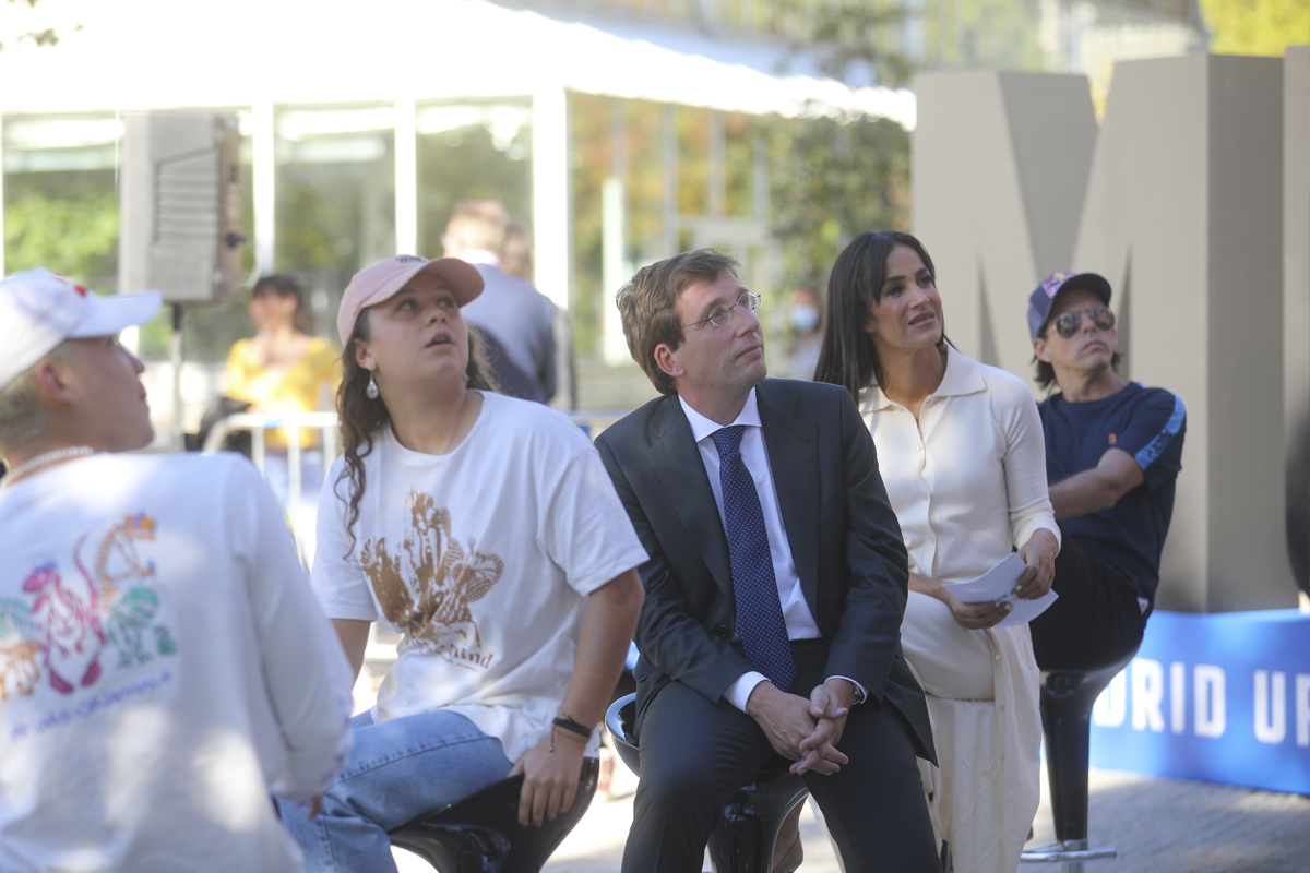 El alcalde y la vicealcaldesa, junto a varios deportistas, contemplan una exhibición