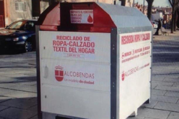Los contenedores de recogida de ropa usada, precintados | SoyDe