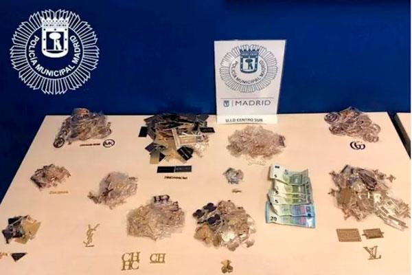 La Policía Municipal ha incautado 780 distintivos y placas en una tienda de Lavapiés
