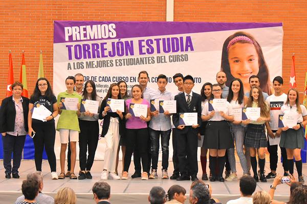 Los mejores alumnos recibieron diplomas y premios de 40,80 y 240 euros 
