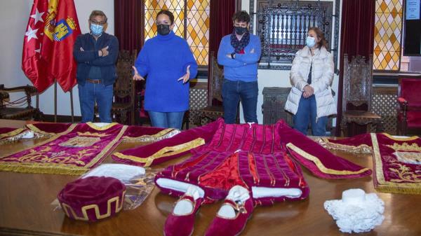 La concejala de Patrimonio Histórico ha presentado hoy la restauración de los cuatro trajes de macero del siglo XIX
