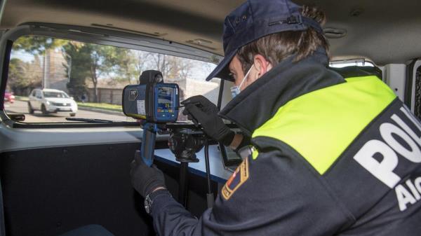 Estos aparatos de control de velocidad podrían estar tanto en las cabinas como en los coches policiales camuflados o uniformados