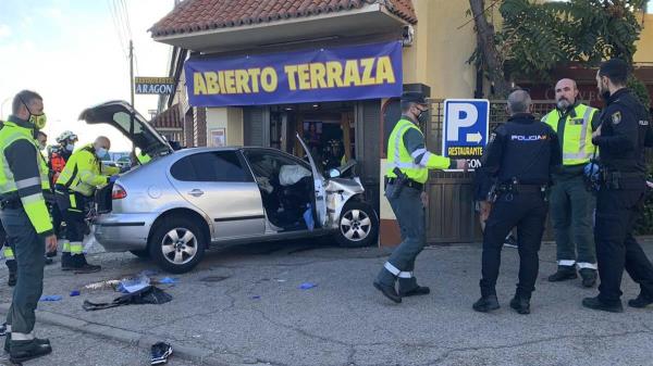 Un hombre pierde el control de su vehículo y se empotra contra la fachada de un restaurante