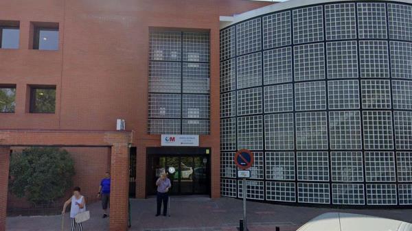 Algunos vecinos de Alcalá muestran sus quejas por el trato que reciben por parte de este centro médico, y la Comunidad de Madrid responde