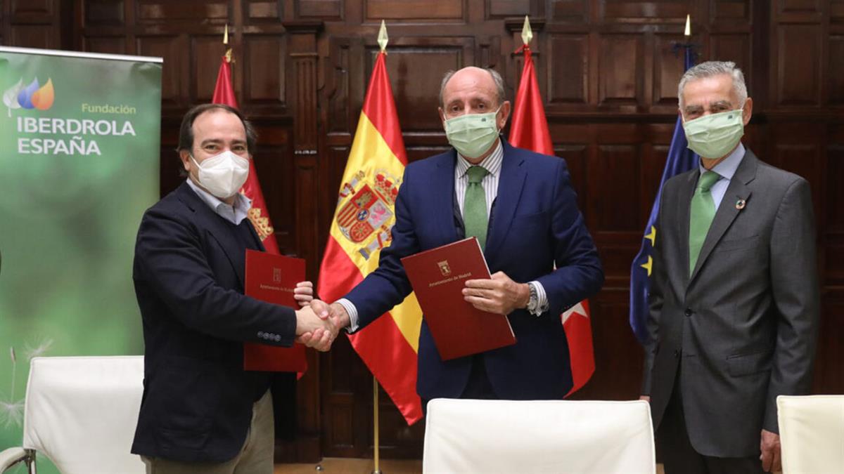 El Ayuntamiento e Iberdrola firman un convenio donde la Fundación ha donado esa cantidad para colaborar con el patrimonio verde