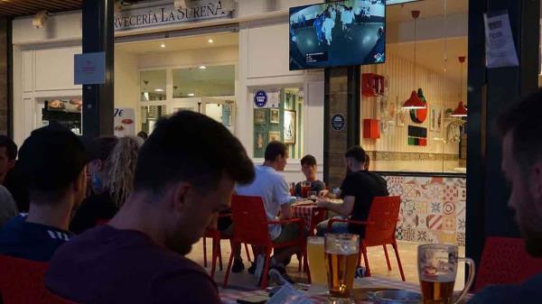 Madrid mantiene la terraza de los bares en las plazas de aparcamiento