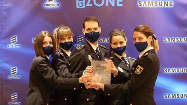 La Policía Nacional ha recibido el premio ADSLZone-Clipset a la mejor estrategia en redes sociales 