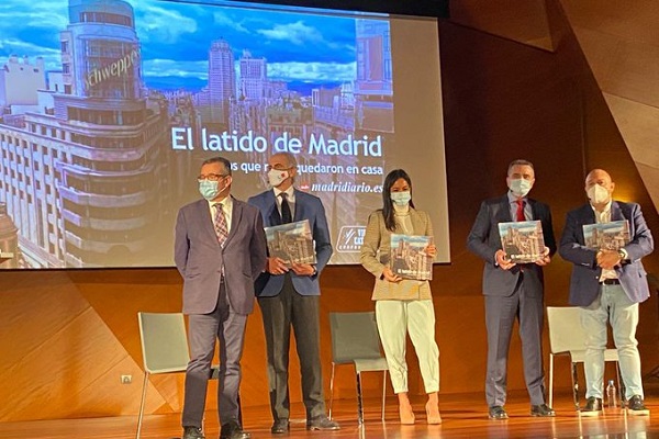 El libro “El Latido de Madrid” en homenaje a los que arriesgaron en la pandemia.