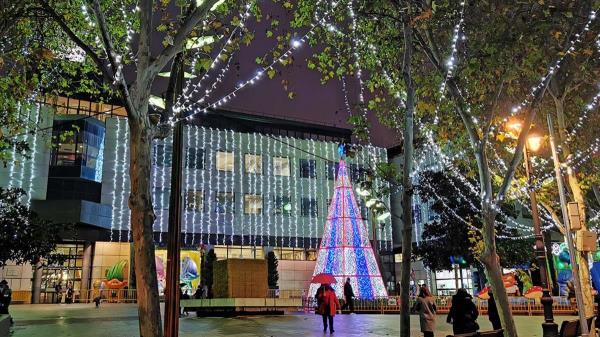A las 18:00 horas del 1 de diciembre se iluminará la decoración navideña en todos los barrios, donde destacan 14 grandes elementos, con árboles, grandes bolas y paquetes de regalo transitables y distintas decoraciones en todos los barrios