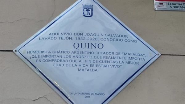 José Fernández, concejal del distrito, ha descubierto la placa en la casa donde vivió y trabajó el dibujante argentino 
