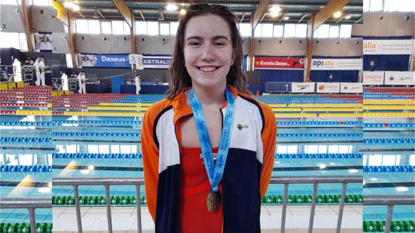 La joven nadadora también ganó el oro en el Campeonato de España de invierno en 100 metros braza y en relevos, en el 4x100 estilos
