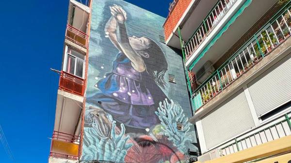 Los nuevos murales ‘Near posterus’ y ‘Luz’ se pintan estos días en la calle Móstoles, 18 y en la plaza José Fernández Ochoa