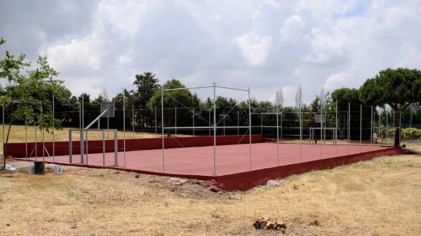 El Ayuntamiento ha habilitado una pista de fútbol sala y de baloncesto