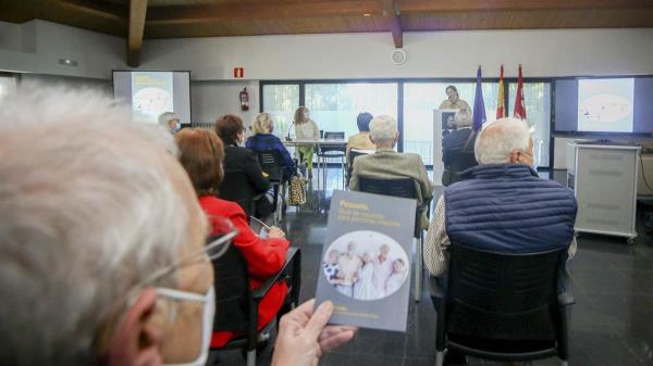 La alcaldesa, Susana Pérez Quislant, ha presentado una “Guía de Recursos para personas mayores” en el Centro de Mayores 