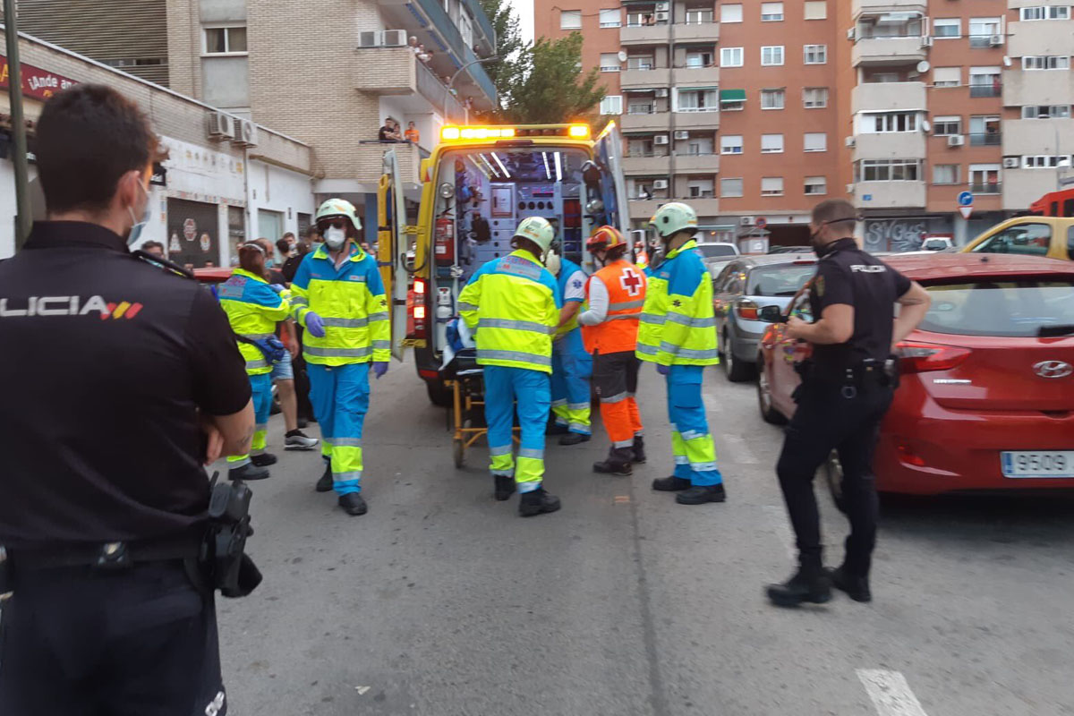 Una niña de 3 años y sus padres se les cae encima una estructura de una