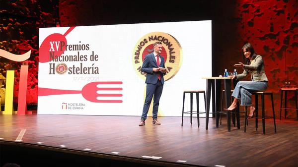 Almeida y Villacís acuden a la entrega de los XV Premios Nacionales de Hostelería y muestran su "infinito" agradecimiento al sector
